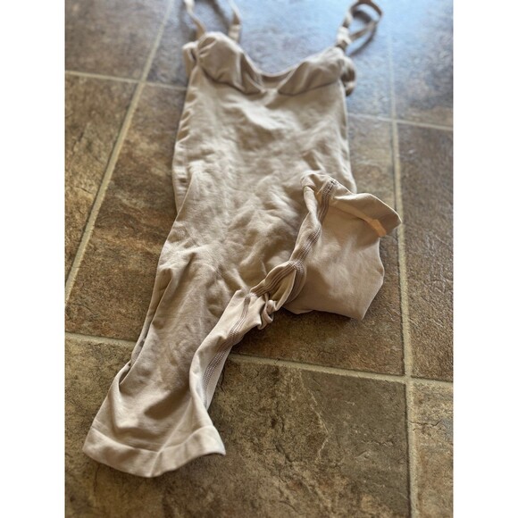 Skims Seamless Sculpt Mid Thigh Bodysuit Clay
Size Small - Picture 7 of 11
